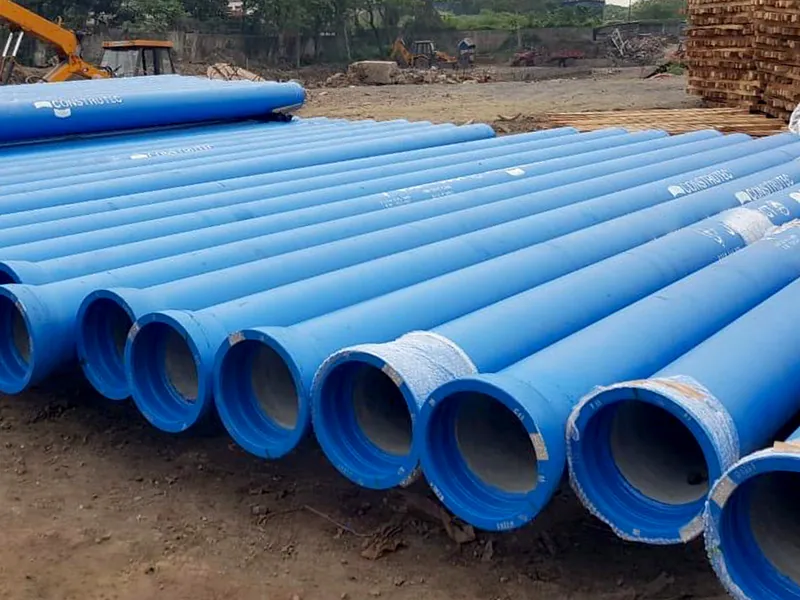 Tuberías de hierro dúctil apiladas en obra